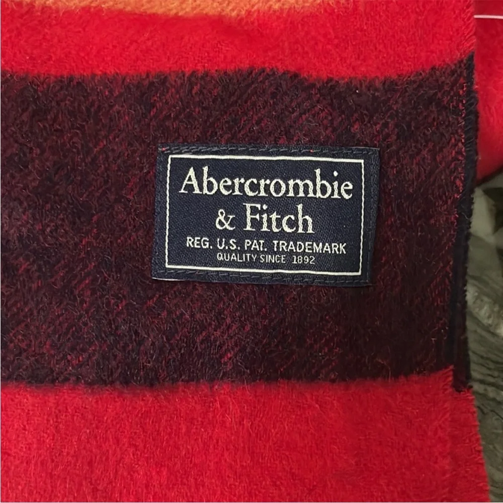 Abercrombie & Fitch 🧣